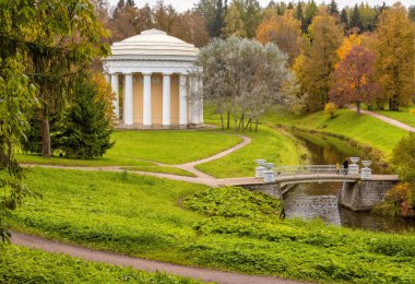 Slavyanka Nehri 'ndeki Dostluk Tapınağı. Rusya, Saint-Petersburg yakınlarındaki Pavlovsk Parkı 'nda sonbahar