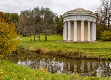 Slavyanka Nehri 'ndeki Dostluk Tapınağı. Rusya, Saint-Petersburg yakınlarındaki Pavlovsk Parkı 'nda sonbahar