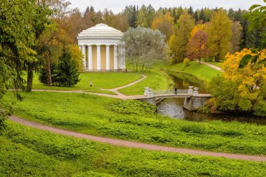 Slavyanka Nehri 'ndeki Dostluk Tapınağı. Rusya, Saint-Petersburg yakınlarındaki Pavlovsk Parkı 'nda sonbahar