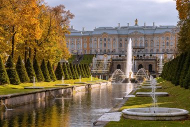 Sonbaharda Peterhof 'taki saray ve park (bir Rus kraliyet konutu). Peterhof, St Petersburg