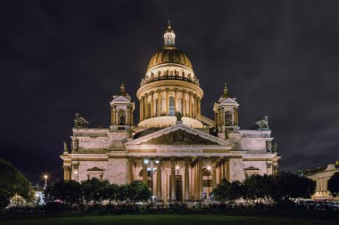 Bir sonbahar akşamı St. Isaac Katedrali manzarası