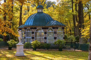 Peterhof Aşağı Parkı 'ndaki kuşhane, St. Petersburg, Russi