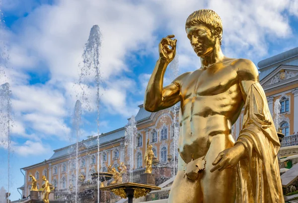 Statue Dorée Fontaine Cascade Peterhof Saint Pétersbourg Russie — Photo