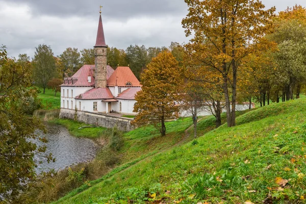 Pohled Palác Převorství Břehu Černého Jezera Podzimní Zatažený Den Gatčína — Stock fotografie
