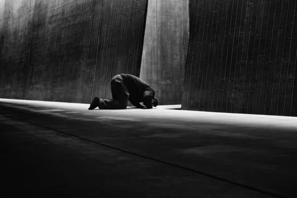 Черно Белая Фотография Мусульманина Молящегося Мечети Тот Кланялся Лицензионные Стоковые Фото