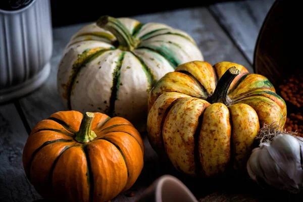 Ahşap bir zemine dizilmiş üç süs kabağının natürmort fotoğrafı