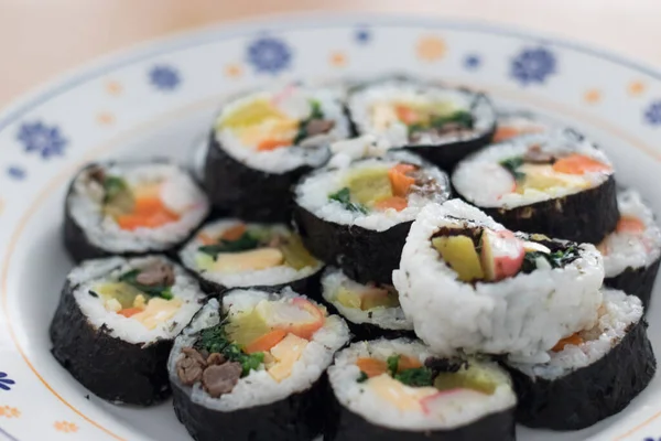 Sushi Jídlo Seřazené Kulatém Talíři — Stock fotografie