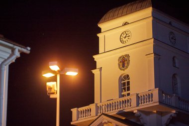 Minsk Belarus gece binaları 2021 sonbaharında Stalinist İmparatorluk 'ta yanar.