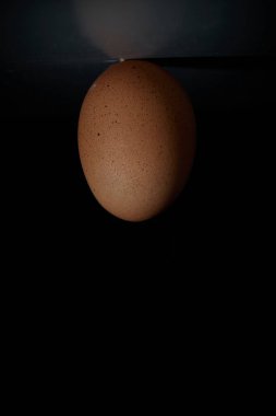 Gölgeli arka planda bir yumurta kırpma yolu