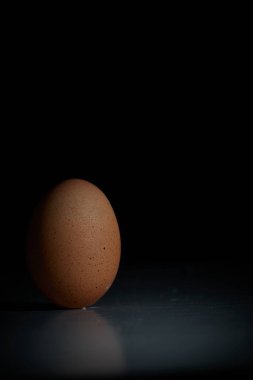 Gölgeli arka planda bir yumurta kırpma yolu