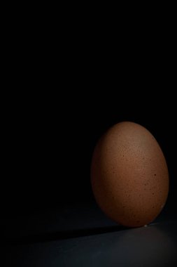 Gölgeli arka planda bir yumurta kırpma yolu