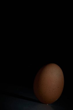 Gölgeli arka planda bir yumurta kırpma yolu