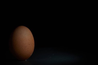 Gölgeli arka planda bir yumurta kırpma yolu