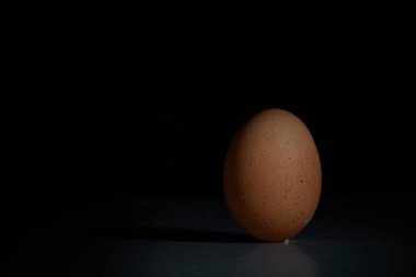 Gölgeli arka planda bir yumurta kırpma yolu