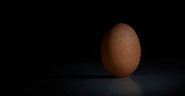 Gölgeli arka planda bir yumurta kırpma yolu