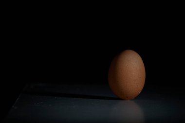 Gölgeli arka planda bir yumurta kırpma yolu