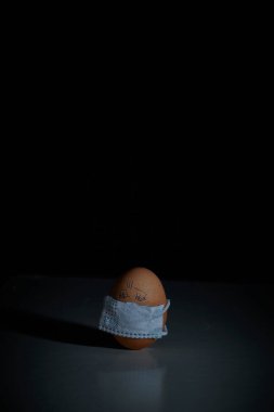 Corona virüsü COVID19 korumalı Paskalya yumurtaları. Paskalya tatili dekorasyonu için maske takarak kendin yap. Seçici odak noktası COVID-19 koruması.