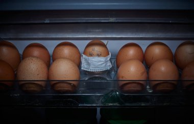 Corona virüsü COVID19 korumalı Paskalya yumurtaları. Paskalya tatili dekorasyonu için maske takarak kendin yap. Seçici odak noktası COVID-19 koruması.