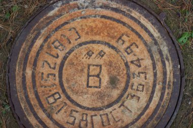 Paslı rögar kapağı yeraltı kapısı olan grunge rögar kapağı.