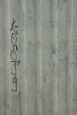 Gümüş metal yüzeyinde toz dokusu gri olan toprak ve su damlaları