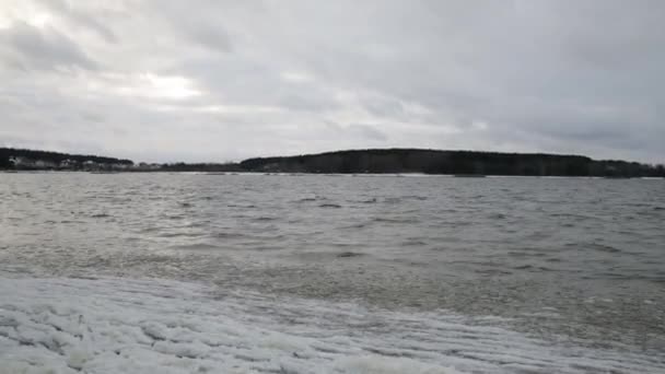 Αφηρημένο βίντεο του πρώτου πάγου στο νερό της λίμνης σε μια ισχυρή χιονοθύελλα — Αρχείο Βίντεο