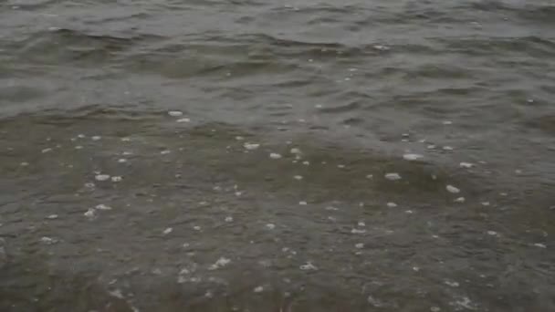 Streszczenie wideo z pierwszego lodu na jeziorze wody w silnej burzy śnieżnej — Wideo stockowe