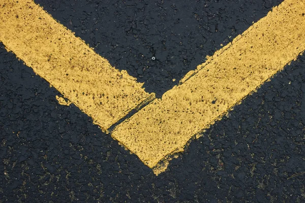 Superfície grunge áspero de asfalto sem costura asfalto cinza escuro com linha amarela na estrada e pequena rocha Textura Fundo — Fotografia de Stock