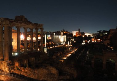 Panoramaansicht des Forum Romanum und der Altstadt Roms bei Nacht