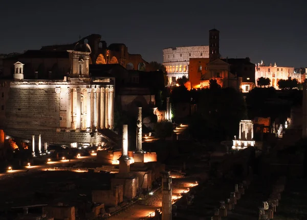 Forum Romanum und Colosseum bei Nacht