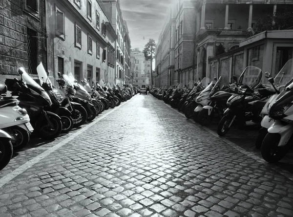 Strasse in der Altstadt Roms mit einer Vielzahl park scooter