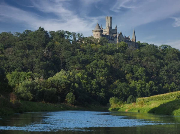 Nehrin yanındaki yamaçta bir şato.