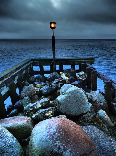 Çarpıcı atmosferi olan kırmızı liman işareti