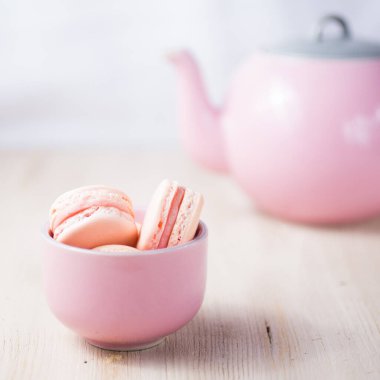 Parlak nötr bir ortamda, ahşap bir yeraltında pembe badem kurabiyeleri.