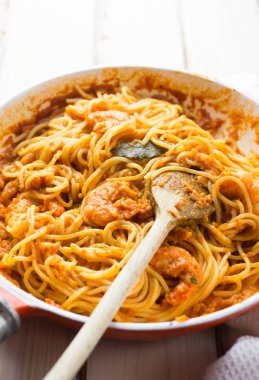 İtalyan karidesi ve domates soslu makarna.