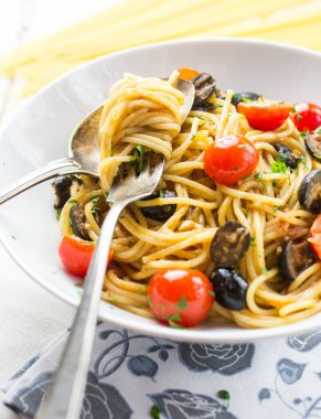 Ev yapımı İtalyan spagetti puttanesca makarnası.