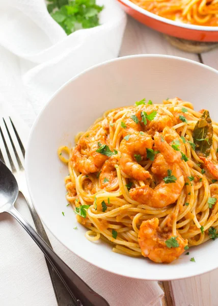 Italienische Garnelen Und Tomatensauce Pasta Einer Weißen Schüssel Einem Hellen — Stockfoto