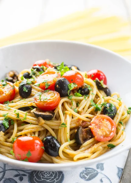 Ev yapımı İtalyan spagetti puttanesca makarnası.