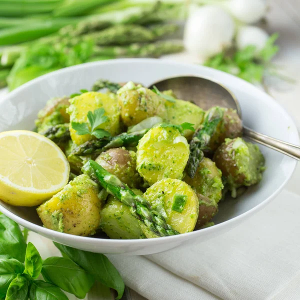 Pesto soslu patates salatası, kuşkonmaz ve limon.