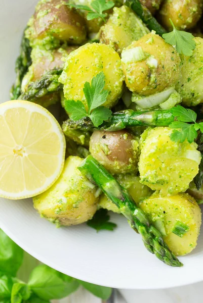 Pesto soslu patates salatası, kuşkonmaz ve limon.