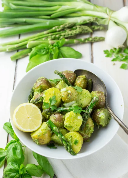 Pesto soslu patates salatası, kuşkonmaz ve limon.