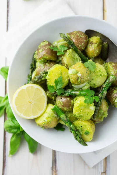 Pesto soslu patates salatası, kuşkonmaz ve limon.