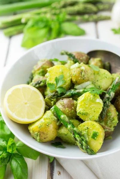 Pesto soslu patates salatası, kuşkonmaz ve limon.