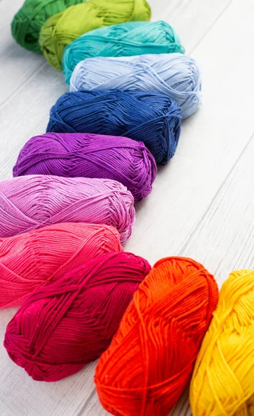 Rainbow Colored Skeins Yarn Laid Curve Light Background — ストック写真