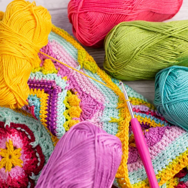 Colorful Skeins Yarn Arranged Next Crocheted Blanket — Stock Photo, Image