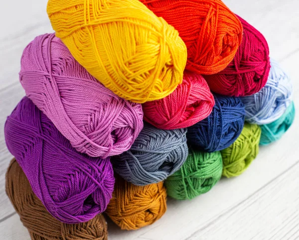 Rainbow Colored Skeins Yarn Stacked Pyramid Light Background — ストック写真