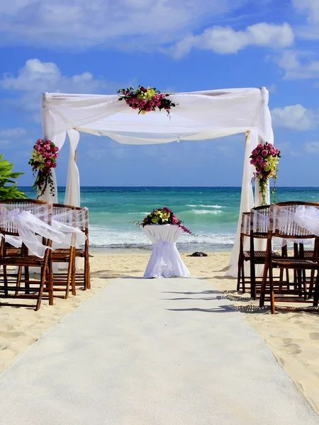 Ceremonie van het huwelijk in het tropische paradijs — Stockfoto