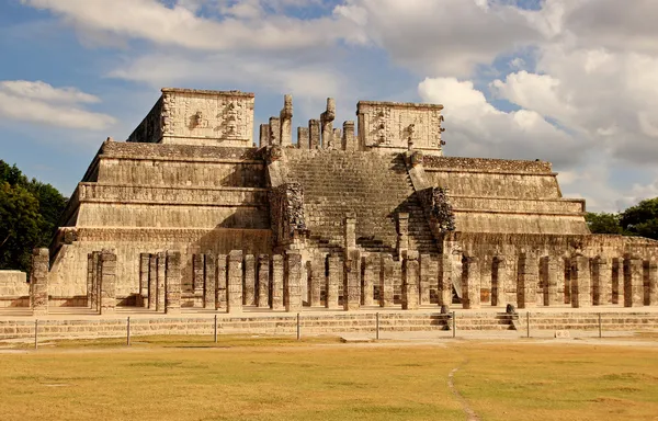 Tempel av krigare i chichen itza, Mexiko Royaltyfria Stockfoton