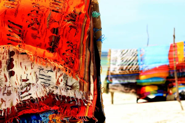 अफ्रीकी समुद्र तट पर रंगीन स्कार्फ — स्टॉक फ़ोटो, इमेज