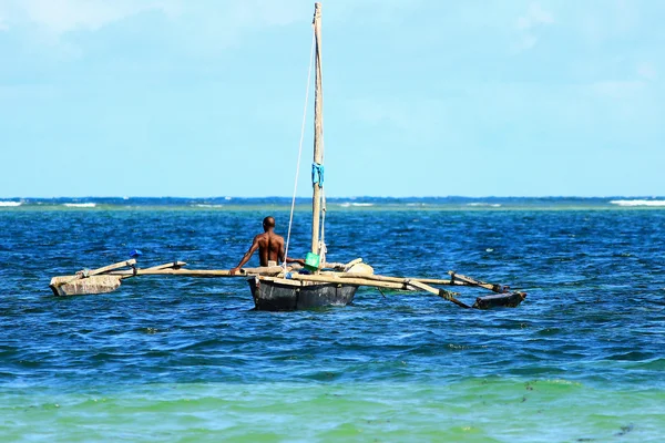 Традиционная африканская деревянная лодка — стоковое фото