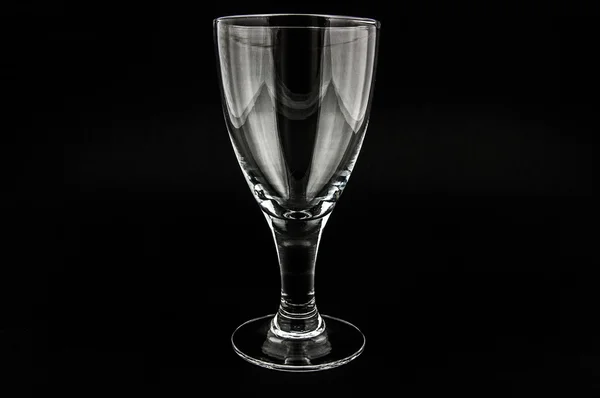 Leeres Glas isoliert auf schwarzem Hintergrund — Stockfoto